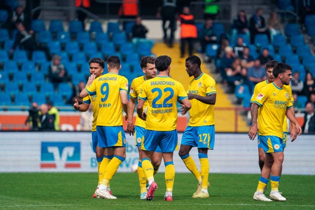 Deutschland: Fussball 2. Bundesliga 2026 2027, 5. Spieltag- Eintracht Braunschweig - Dynamo Dresden - Eintracht-Stadion (Braunschweig): Tor und Torjubel zum Maximilian Entrup (Eintracht Braunschweig, 9) Mehmet AydÄ±n Mehmet Aydin (Eintracht Braunschweig, 8) Fabio Di Michele Sanchez (Eintracht Braunschweig, 22) Aaron Opoku (Eintracht Braunschweig, 17) *** Germany Soccer 2. Bundesliga 2026–2027, Matchday 5: Eintracht Braunschweig vs. Dynamo Dresden at Eintracht Stadium, Braunschweig—Goal and goal celebration by Maximilian Entrup of Eintracht Braunschweig, 9 Mehmet AydÄ±n (Mehmet Aydin) of Eintracht Braunschweig, 8 Fabio Di Michele Sanchez, Eintracht Braunschweig, 22 Aaron Opoku, Eintracht Braunschweig, 17 Copyright: xAymanxAlahmedx