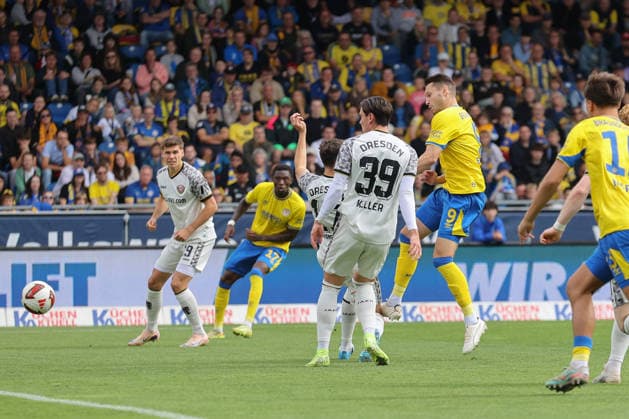 12.09.2026, xtgx, Fussball 2. Bundesliga, Eintracht Braunschweig - SG Dynamo Dresden, v.l. Maximilian Entrup (Braunschweig, 9) schiesst Tor, schießt, Torschuetze, erzielt Tor, Treffer, scores the goal 1:1 (DFL DFB REGULATIONS PROHIBIT ANY USE OF PHOTOGRAPHS as IMAGE SEQUENCES and or QUASI-VIDEO) Braunschweig *** September 12, 2026, xtgx, Soccer 2. Bundesliga, Eintracht Braunschweig vs. SG Dynamo Dresden, from left: Maximilian Entrup (Braunschweig), 9 scores a goal, shoots, goal scorer, scores a goal, goal, scores the goal 1–1 DFL DFB REGULATIONS PROHIBIT ANY USE OF PHOTOGRAPHS as IMAGE SEQUENCES and or QUASI-VIDEO Braunschweig