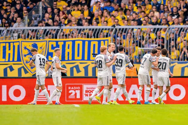 Deutschland, Braunschweig, Eintracht Stadion an der Hamburger Straße, 12.09.2026, Eintracht Braunschweig vs. SG Dynamo Dresden, Eintracht Braunschweig vs. SG Dynamo Dresden, Dynamo Dresden Jubelt ueber den Treffer zum 0:1, Photo by Eibner-Pressefoto Tino Henschel Eintracht Braunschweig vs. SG Dynamo Dresden, Fussball, 2. Bundesliga, 5. Spieltag, Spielzeit 2026 2027, 12.09.2026 Braunschweig *** Germany, Braunschweig, Eintracht Stadium on Hamburger Straße, September 12, 2026, Eintracht Braunschweig vs. SG Dynamo Dresden, Eintracht Braunschweig vs. SG Dynamo Dresden, Dynamo Dresden celebrates the goal that made it 0–1, Photo by Eibner Pressefoto Tino Henschel Eintracht Braunschweig vs. SG Dynamo Dresden, Soccer, 2. Bundesliga, Matchday 5, 2026–2027 season, September 12, 2026, Braunschweig Copyright: xEibner-Pressefoto TinoxHenschelx EP_THL