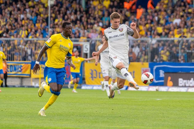 Deutschland: Fussball 2. Bundesliga, 5. Spieltag 2026 2027, Eintracht Braunschweig - Dynamo Dresden am 12.09.2026 in Braunschweig (Eintracht-Stadion): Zweikampf Aaron Opoku (Eintracht Braunschweig, 17) Alexander Rossipal (Dynamo Dresden, 19) *** German Soccer 2. Bundesliga, Matchday 5, 2026–2027, Eintracht Braunschweig vs. Dynamo Dresden on September 12, 2026, at Eintracht Stadium in Braunschweig; a tackle between Aaron Opoku of Eintracht Braunschweig (17) and Alexander Rossipal of Dynamo Dresden (19) Copyright: xSvenxHeidmannx