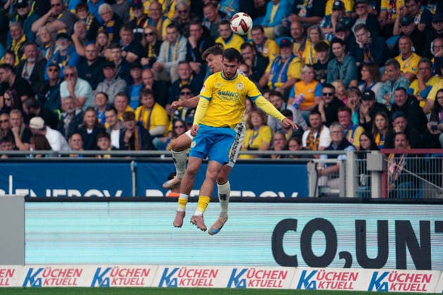 Deutschland: Fussball 2. Bundesliga 2026 2027, 5. Spieltag- Eintracht Braunschweig - Dynamo Dresden - Eintracht-Stadion (Braunschweig): Luftzweikampf Mehmet AydÄ±n Mehmet Aydin (Eintracht Braunschweig, 8) Alexander Rossipal (Dynamo Dresden, 19) *** Germany Soccer 2. Bundesliga 2026–2027, Matchday 5: Eintracht Braunschweig vs. Dynamo Dresden at Eintracht Stadium, Braunschweig. Aerial duel between Mehmet AydÄ±n (Eintracht Braunschweig, No. 8) and Alexander Rossipal (Dynamo Dresden, No. 19) Copyright: xAymanxAlahmedx