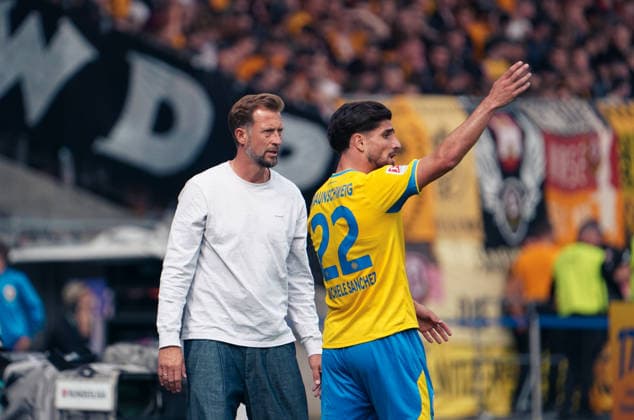 Deutschland: Fussball 2. Bundesliga 2026 2027, 5. Spieltag- Eintracht Braunschweig - Dynamo Dresden - Eintracht-Stadion (Braunschweig): Geste, Gestik, Emotion Lars Kornetka (Trainer Eintracht Braunschweig) Fabio Di Michele Sanchez (Eintracht Braunschweig, 22) *** Germany Soccer 2. Bundesliga 2026–2027, Matchday 5: Eintracht Braunschweig vs. Dynamo Dresden at Eintracht Stadium, Braunschweig; gestures, body language, emotion; Lars Kornetka, coach of Eintracht Braunschweig; Fabio Di Michele Sanchez, Eintracht Braunschweig, 22 Copyright: xAymanxAlahmedx