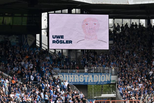 Die Bochumer Mannschaftsaufstellung wurde mit gemalten Bildern von Schulkindern präsentiert, hier mit Trainer Uwe Rösler (VfL Bochum) 12.09.2026, Fussball 2. Bundesliga, Saison 2026 2027, 5. Spieltag, VfL Bochum - SpVgg Greuther Fürth DFL regulations prohibit any use of photographs as image sequences and or quasi-video Bochum Vonovia Ruhrstadion Nordrhein Westfalen Deutschland *** The Bochum lineup was presented with drawings by schoolchildren; shown here is coach Uwe Rösler. VfL Bochum, September 12, 2026; Soccer, 2. Bundesliga, 2026–2027 season, Matchday 5, VfL Bochum vs. SpVgg Greuther Fürth. DFL regulations prohibit any use of photographs as image sequences and or quasi-video. Bochum, Vonovia Ruhrstadion, North Rhine-Westphalia, Germany Team2