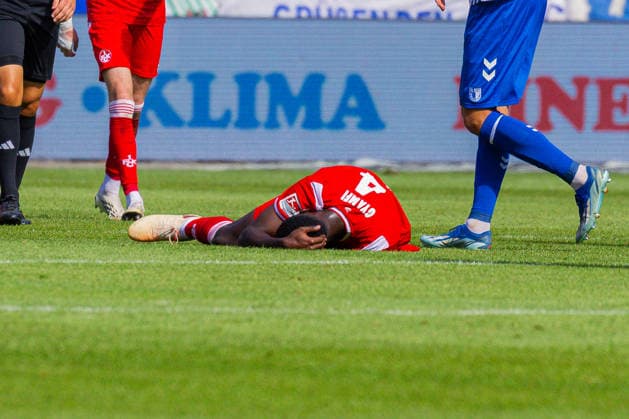 Deutschland: 2.Bundesliga, Saison 2026 2027, 12.09.2026, 5. Spieltag,1.FC Magdeburg vs 1. FC Kaiserslautern, Avnet Arena : Maxwell Gyamfi (1. FC Kaiserslautern, 4) verletzt am Boden *** Germany 2. Bundesliga, 2026–2027 Season, September 12, 2026, Matchday 5, 1. FC Magdeburg vs. 1. FC Kaiserslautern, Avnet Arena: Maxwell Gyamfi (1. FC Kaiserslautern), 4 players injured on the field Copyright: xMichellexLukax