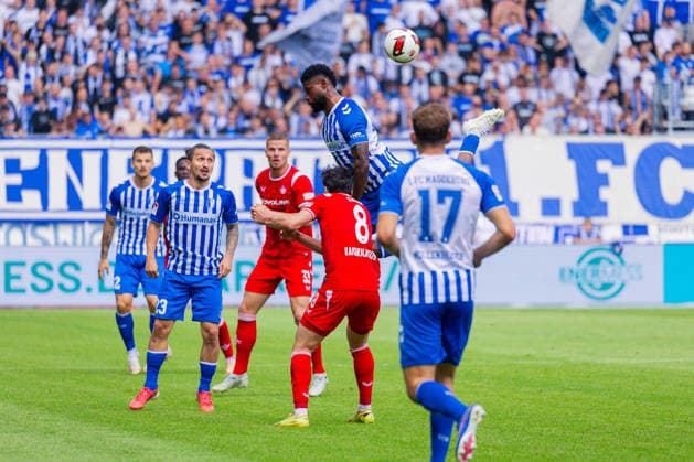 Deutschland: 2.Bundesliga, Saison 2026 2027, 12.09.2026, 5. Spieltag,1.FC Magdeburg vs 1. FC Kaiserslautern, Avnet Arena : Semih Sahin (1. FC Kaiserslautern, 8) im Kopfball Duell gegen Emmanuel Iyoha (1.FC Magdeburg, 8) *** Germany 2. Bundesliga, 2026–2027 Season, September 12, 2026, Matchday 5, 1. FC Magdeburg vs. 1. FC Kaiserslautern, Avnet Arena: Semih Sahin (1. FC Kaiserslautern) scored an 8 in a header duel against Emmanuel Iyoha (1. FC Magdeburg), 8 Copyright: xMichellexLukax