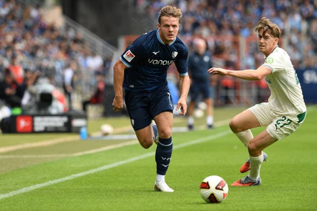 Christian Rasmussen (VfL Bochum) und Luca Itter (Greuther Fuerth) im Zweikampf waehrend des Spiels der 2. Bundesliga zwischen VfL Bochum und SpVgg Greuther Fuerth, Vonovia Ruhrstadion am 12. September 2026 in Bochum, Deutschland. (Foto von Ralf Treese DeFodi Images) +++ Christian Rasmussen (VfL Bochum) und Luca Itter (Greuther Fuerth) battle for the ball during the 2nd Bundesliga match between VfL Bochum and SpVgg Greuther Fuerth at Vonovia Ruhrstadion on September 12, 2026 in Bochum, Germany. (Photo by Ralf Treese DeFodi Images) DFB DFL REGULATIONS PROHIBIT ANY USE OF PHOTOGRAPHS AS IMAGE SEQUENCES AND OR QUASI-VIDEO. (Photo by Ralf Treese DeFodi Images) - *** Christian Rasmussen of VfL Bochum and Luca Itter of Greuther Fürth battle for the ball during the 2. Bundesliga match between VfL Bochum and SpVgg Greuther Fürth at the Vonovia Ruhrstadion on September 12, 2026, in Bochum, Germany. Photo by Ralf Treese, DeFodi Images. Christian Rasmussen of VfL Bochum and Luca Itter of Greuther Fürth battle for the ball during the 2. Bundesliga match between VfL Bochum and SpVgg Greuther Fürth at Vonovia Ruhrstadion on September 12, 2026 in Bochum, Germany. Photo by Ralf Treese, DeFodi Images. DFB and DFL regulations prohibit any use of photographs as image sequences and or quasi-video. Photo by Ralf Treese, DeFodi Images.