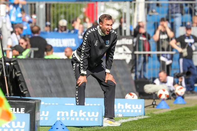 12.09.2026, xgox, Fussball - 2.Bundesliga 1.FC Magdeburg - 1.FC Kaiserslautern emspor, v.l. Pascal Ibold (Magdeburg, Trainer) gibt Anweisungen, gestikuliert mit den Armen, gesticulate, gives instructions (DFL DFB REGULATIONS PROHIBIT ANY USE OF PHOTOGRAPHS as IMAGE SEQUENCES and or QUASI-VIDEO) Magdeburg *** September 12, 2026, xgox, Soccer, 2. Bundesliga: 1. FC Magdeburg vs. 1. FC Kaiserslautern (emspor), from left: Pascal Ibold (Magdeburg), Coach gives instructions, gesturing with his arms, gesticulate, gives instructions DFL DFB REGULATIONS PROHIBIT ANY USE OF PHOTOGRAPHS as IMAGE SEQUENCES and or QUASI-VIDEO Magdeburg