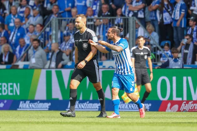 12.09.2026, xgox, Fussball - 2.Bundesliga 1.FC Magdeburg - 1.FC Kaiserslautern emspor, v.l. Baris Atik (Magdeburg, 23) disktuiert mit Schiedsrichter, Schiri, referee Marc Philip Eckermann (DFL DFB REGULATIONS PROHIBIT ANY USE OF PHOTOGRAPHS as IMAGE SEQUENCES and or QUASI-VIDEO) Magdeburg *** September 12, 2026, xgox, Soccer 2. Bundesliga: 1. FC Magdeburg vs. 1. FC Kaiserslautern (emspor), from left: Baris Atik (Magdeburg), 23 discusses with referee Marc Philip Eckermann DFL DFB REGULATIONS PROHIBIT ANY USE OF PHOTOGRAPHS as IMAGE SEQUENCES and or QUASI-VIDEO Magdeburg