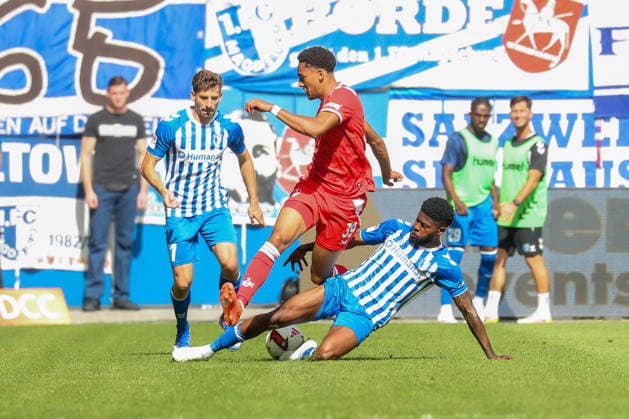 12.09.2026, xgox, Fussball - 2.Bundesliga 1.FC Magdeburg - 1.FC Kaiserslautern emspor, v.l. Thierry Tazemeta (Kaiserslautern, 39), Moritz Broni Kwarteng (Magdeburg, 10) Zweikampf, Duell, Kampf, tackle (DFL DFB REGULATIONS PROHIBIT ANY USE OF PHOTOGRAPHS as IMAGE SEQUENCES and or QUASI-VIDEO) Magdeburg *** September 12, 2026, xgox, Soccer 2. Bundesliga: 1. FC Magdeburg vs. 1. FC Kaiserslautern (emspor), from left: Thierry Tazemeta (Kaiserslautern), 39, Moritz Broni Kwarteng, Magdeburg, 10—tackle, duel, battle—DFL and DFB regulations prohibit any use of photographs as image sequences and or quasi-video, Magdeburg