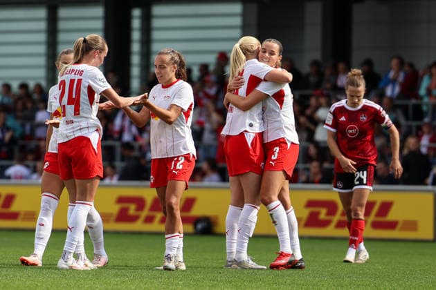 Deutschland: Fußball Google Pixel Frauen-Bundesliga 2026 - 2027, 4. Spieltag - RB Leipzig gegen 1.FC Nürnberg, Trainingszentrum von RB Leipzig (Leipzig): Jubel RB Team nach Sieg 2:1 *** Germany Soccer Google Pixel Women s Bundesliga 2026 2027, Matchday 4: RB Leipzig vs. 1. FC Nürnberg, RB Leipzig Training Center, Leipzig, RB Team Celebrates 2-1 Victory Copyright: xLucasxWalterx