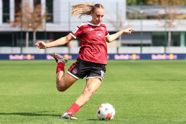Deutschland: Fußball Google Pixel Frauen-Bundesliga 2026 - 2027, 4. Spieltag - RB Leipzig gegen 1.FC Nürnberg, Trainingszentrum von RB Leipzig (Leipzig): Flanke von EmÅ‘ke Papai (1. FC Nürnberg Frauen, 15) *** Germany Soccer Google Pixel Women s Bundesliga 2026 2027, Matchday 4: RB Leipzig vs. 1. FC Nürnberg, RB Leipzig Training Center, Leipzig, Cross by Emoke Papai, 1. FC Nürnberg Women, 15 Copyright: xLucasxWalterx