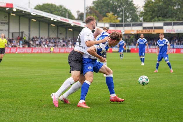 Deutschland: Fussball, 3. Liga, 5. Spieltag, Sportclub Arena Verl, SC Verl vs. SV Meppen: Richard Meier (SV Meppen, 13) gegen Paul Lehmann (SC Verl, 14) Copyright: xMichelxWittex