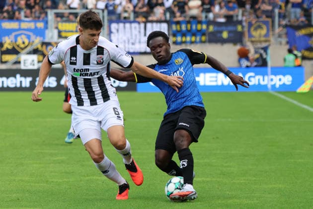12.09.2026, Fussball, Herren, 3. Liga, Saison 2026 2027, 1. FC Saarbrücken - FC Ingolstadt 04, Kelsey Owusu (1. FC Saarbrücken), Georgios Antzoulas (FC Ingolstadt 04) Saarbrücken Ludwigsparkstadion Saarland Deutschland (DEU) Copyright: xSebastianxBachx