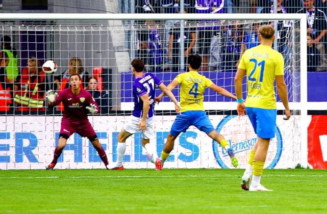 Tim Maciejewski (Aue) überwindet Torhüter Kevin Tittel (Luckenwalde) , rechts Simo Collins (Luckenwalde) , vorne Felix Pilger (Luckenwalde) Fußball Regionalliga Nordost 2026 27 FC Erzgebirge Aue - FSV Luckenwalde am 12.9.2026 Erzgebirge Aue - FSV Luckenwalde