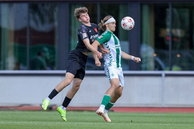 v.li.: Hannes Joppich (FSV Schöningen, 28) und Noah Weißbach (SV Werder Bremen II, 25) im Zweikampf, Duell, Dynamik, Aktion, Action, Spielszene, 12.09.2026, Bremen (Deutschland), Fussball, Regionalliga Nord, SV Werder Bremen II - FSV Schöningen