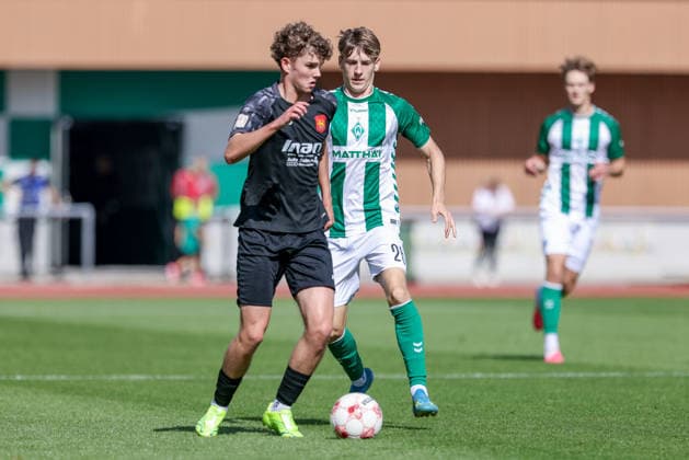 v.li.: Hannes Joppich (FSV Schöningen, 28) und Luca Höcker (SV Werder Bremen II, 26) im Zweikampf, Duell, Dynamik, Aktion, Action, Spielszene, 12.09.2026, Bremen (Deutschland), Fussball, Regionalliga Nord, SV Werder Bremen II - FSV Schöningen