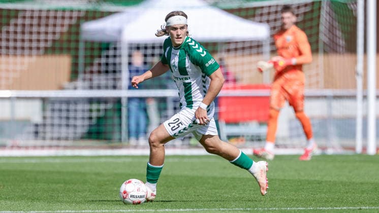 Noah Weißbach (SV Werder Bremen II, 25) am Ball, Einzelbild, Ganzkörper, Aktion, Action, Spielszene, 12.09.2026, Bremen (Deutschland), Fussball, Regionalliga Nord, SV Werder Bremen II - FSV Schöningen