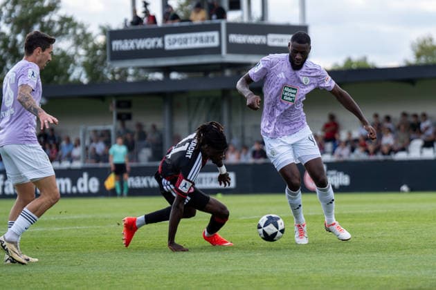 12.09.2026, xhfmx, Fussball Regionalliga Suedwest, Eintracht Frankfurt U21, U 21 - FC 08 Homburg v.l. Cherif Cisse (Eintracht Frankfurt U21, 11) im Zweikampf mit Aaron Manu (FC 08 Homburg, 4) Dreieich