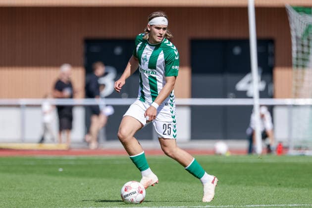 Noah Weißbach (SV Werder Bremen II, 25) am Ball, Freisteller, Einzelbild, Ganzkörper, Aktion, Action, Spielszene, 12.09.2026, Bremen (Deutschland), Fussball, Regionalliga Nord, SV Werder Bremen II - FSV Schöningen
