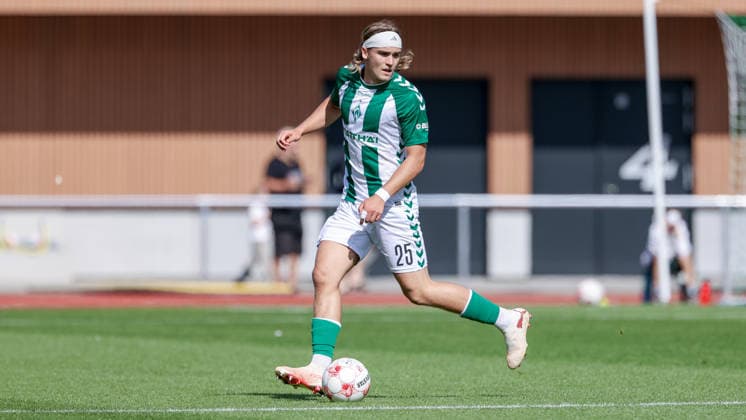Noah Weißbach (SV Werder Bremen II, 25) am Ball, Freisteller, Einzelbild, Ganzkörper, Aktion, Action, Spielszene, 12.09.2026, Bremen (Deutschland), Fussball, Regionalliga Nord, SV Werder Bremen II - FSV Schöningen