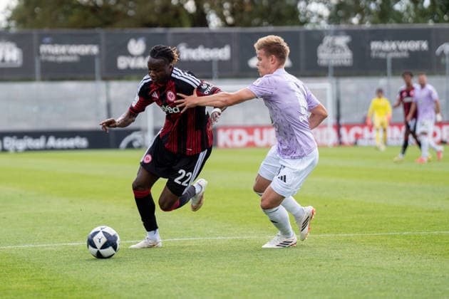 12.09.2026, xhfmx, Fussball Regionalliga Suedwest, Eintracht Frankfurt U21, U 21 - FC 08 Homburg v.l. Clement Nana-Sarhene (Eintracht Frankfurt U21, 22) im zweikampf mit Tim Steinmetz (FC 08 Homburg, 26) Dreieich