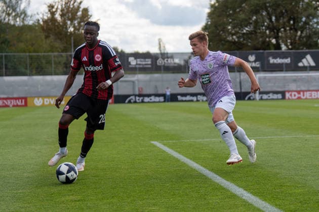 12.09.2026, xhfmx, Fussball Regionalliga Suedwest, Eintracht Frankfurt U21, U 21 - FC 08 Homburg v.l. Clement Nana-Sarhene (Eintracht Frankfurt U21, 22) im zweikampf mit Tim Steinmetz (FC 08 Homburg, 26) Dreieich