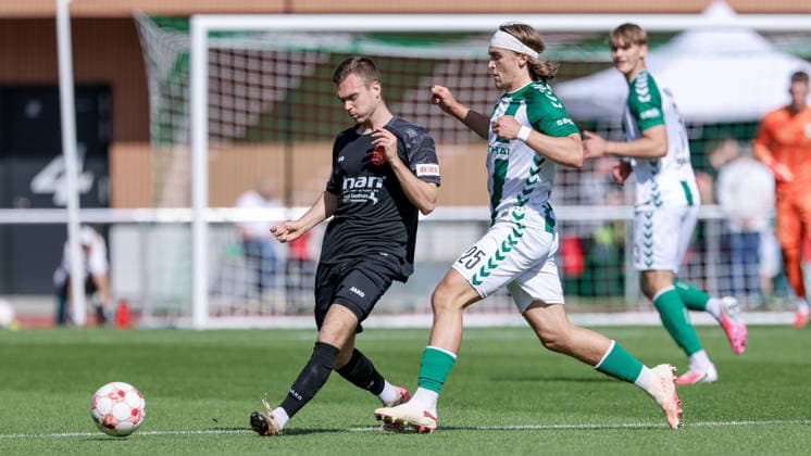 v.li.: Luca Horn (FSV Schöningen, 13) und Noah Weißbach (SV Werder Bremen II, 25) im Zweikampf, Duell, Dynamik, Aktion, Action, Spielszene, 12.09.2026, Bremen (Deutschland), Fussball, Regionalliga Nord, SV Werder Bremen II - FSV Schöningen