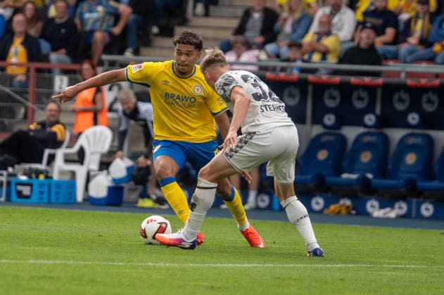 Deutschland: Fussball 2. Bundesliga, 5. Spieltag 2026 2027, Eintracht Braunschweig - Dynamo Dresden am 12.09.2026 in Braunschweig (Eintracht-Stadion): Yann Sturm (Eintracht Braunschweig, 7) am Ball Jonas Sterner (Dynamo Dresden, 32) *** Germany Soccer 2. Bundesliga, Matchday 5, 2026–2027, Eintracht Braunschweig vs. Dynamo Dresden on September 12, 2026, at Eintracht Stadium in Braunschweig: Yann Sturm (Eintracht Braunschweig) with the ball, Jonas Sterner (Dynamo Dresden), 32 Copyright: xSvenxHeidmannx