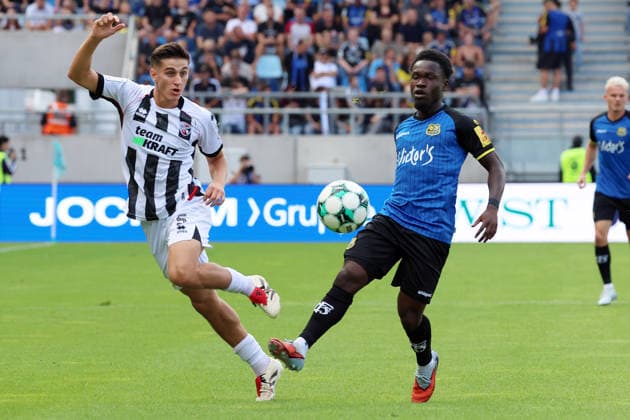 12.09.2026, xrekx, Fussball 3.Liga, 1.FC Saarbruecken - FC Ingolstadt 04 v.l. Emre Gül Guel (FC Ingolstadt 04) Kelsey Owusu (1.FC Saarbruecken) Zweikampf, Aktion, action, battle for the ball Saarbruecken