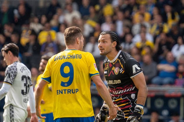 Deutschland: Fussball 2. Bundesliga, 5. Spieltag 2026 2027, Eintracht Braunschweig - Dynamo Dresden am 12.09.2026 in Braunschweig (Eintracht-Stadion): Maximilian Entrup (Eintracht Braunschweig, 9) und Tim Schreiber (Dynamo Dresden, 1) im Dialog. Streit. Gesichtsausdruck, Mimik *** German Soccer 2. Bundesliga, Matchday 5, 2026–2027, Eintracht Braunschweig vs. Dynamo Dresden on September 12, 2026, in Braunschweig at the Eintracht Stadium Maximilian Entrup; Eintracht Braunschweig’s Maximilian Entrup and Dynamo Dresden’s Tim Schreiber, 9 and 1 respectively, in a heated exchange, facial expressions, facial gestures Copyright: xSvenxHeidmannx
