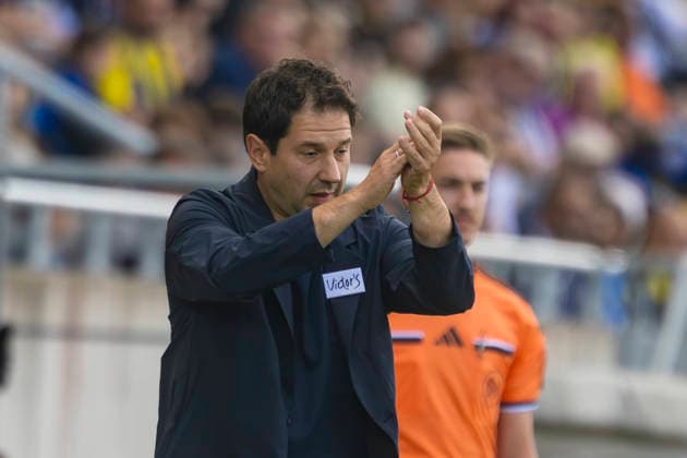 Saarbrücken, Deutschland 12. September 2026: 3. Liga - 2026 2027 - Sp. 5 - 1. FC Saarbrücken gegen FC Ingolstadt 04 Im Bild: Trainer Argirios Giannikis (1.FC) gestikuliert auf dem Spielfeld. DFB DFL regulations prohibit any use of photographs as image sequences and or quasi-video Ludwigparkstadion Saarland Copyright: xFotostandx xSchäferx