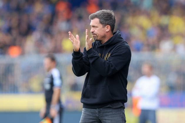 12.09.2026, xtgx, Fussball 2. Bundesliga, Eintracht Braunschweig - SG Dynamo Dresden, v.l. Thomas Stamm (Dresden, Trainer) gibt Anweisungen, gestikuliert mit den Armen, gesticulate, gives instructions (DFL DFB REGULATIONS PROHIBIT ANY USE OF PHOTOGRAPHS as IMAGE SEQUENCES and or QUASI-VIDEO) Braunschweig *** September 12, 2026, xtgx, Soccer 2. Bundesliga, Eintracht Braunschweig vs. SG Dynamo Dresden, from left: Thomas Stamm (Dresden), coach giving instructions, gesturing with his arms, gesticulate, gives instructions. DFL and DFB regulations prohibit any use of photographs as image sequences and or quasi-video. Braunschweig