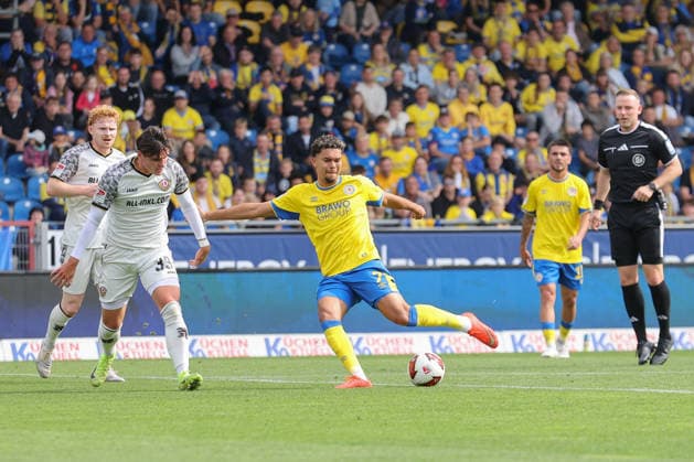 12.09.2026, xtgx, Fussball 2. Bundesliga, Eintracht Braunschweig - SG Dynamo Dresden, v.l. Yann Sturm (Braunschweig, 7) schiesst den Ball aufs Tor, Torschuss, Schuss (DFL DFB REGULATIONS PROHIBIT ANY USE OF PHOTOGRAPHS as IMAGE SEQUENCES and or QUASI-VIDEO) Braunschweig *** September 12, 2026, xtgx, Soccer 2. Bundesliga, Eintracht Braunschweig vs. SG Dynamo Dresden, from left: Yann Sturm (Braunschweig), No. 7 shoots the ball toward the goal, shot on goal, shot DFL DFB REGULATIONS PROHIBIT ANY USE OF PHOTOGRAPHS as IMAGE SEQUENCES and or QUASI-VIDEO Braunschweig