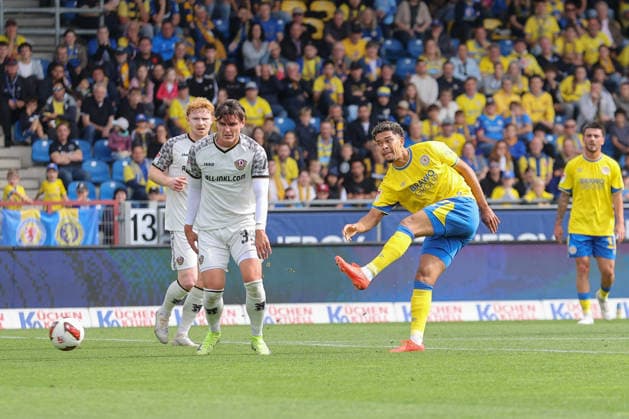 12.09.2026, xtgx, Fussball 2. Bundesliga, Eintracht Braunschweig - SG Dynamo Dresden, v.l. Yann Sturm (Braunschweig, 7) schiesst den Ball aufs Tor, Torschuss, Schuss (DFL DFB REGULATIONS PROHIBIT ANY USE OF PHOTOGRAPHS as IMAGE SEQUENCES and or QUASI-VIDEO) Braunschweig *** September 12, 2026, xtgx, Soccer 2. Bundesliga, Eintracht Braunschweig vs. SG Dynamo Dresden, from left: Yann Sturm (Braunschweig), No. 7 shoots the ball toward the goal, shot on goal, shot DFL DFB REGULATIONS PROHIBIT ANY USE OF PHOTOGRAPHS as IMAGE SEQUENCES and or QUASI-VIDEO Braunschweig