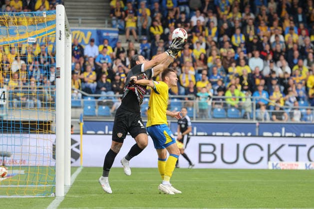 12.09.2026, xtgx, Fussball 2. Bundesliga, Eintracht Braunschweig - SG Dynamo Dresden, v.l. Tim Schreiber (Dresden, 1), Maximilian Entrup (Braunschweig, 9) Zweikampf, Duell, Kampf, tackle (DFL DFB REGULATIONS PROHIBIT ANY USE OF PHOTOGRAPHS as IMAGE SEQUENCES and or QUASI-VIDEO) Braunschweig *** September 12, 2026, xtgx, Soccer 2. Bundesliga, Eintracht Braunschweig vs. SG Dynamo Dresden, from left: Tim Schreiber (Dresden), 1, Maximilian Entrup (Braunschweig), 9: Tackle, duel, battle, DFL and DFB regulations prohibit any use of photographs as image sequences and or quasi-video (Braunschweig)