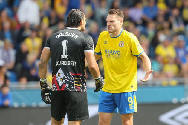12.09.2026, xtgx, Fussball 2. Bundesliga, Eintracht Braunschweig - SG Dynamo Dresden, v.l. Tim Schreiber (Dresden, 1), Maximilian Entrup (Braunschweig, 9) Zweikampf, Duell, Kampf, tackle (DFL DFB REGULATIONS PROHIBIT ANY USE OF PHOTOGRAPHS as IMAGE SEQUENCES and or QUASI-VIDEO) Braunschweig *** September 12, 2026, xtgx, Soccer 2. Bundesliga, Eintracht Braunschweig vs. SG Dynamo Dresden, from left: Tim Schreiber (Dresden), 1, Maximilian Entrup (Braunschweig), 9: Tackle, duel, battle, DFL and DFB regulations prohibit any use of photographs as image sequences and or quasi-video (Braunschweig)