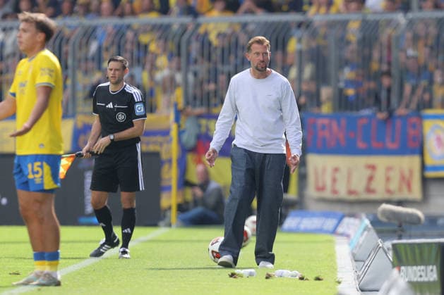 12.09.2026, xtgx, Fussball 2. Bundesliga, Eintracht Braunschweig - SG Dynamo Dresden, v.l. Lars Kornetka (Braunschweig, Trainer) (DFL DFB REGULATIONS PROHIBIT ANY USE OF PHOTOGRAPHS as IMAGE SEQUENCES and or QUASI-VIDEO) Braunschweig *** September 12, 2026, xtgx, Soccer 2. Bundesliga, Eintracht Braunschweig vs. SG Dynamo Dresden, from left: Lars Kornetka (Braunschweig), Coach. DFL and DFB regulations prohibit any use of photographs as image sequences and or quasi-video. Braunschweig