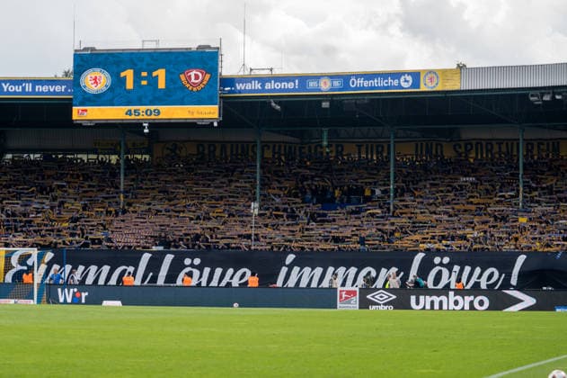 Deutschland: Fussball 2. Bundesliga, 5. Spieltag 2026 2027, Eintracht Braunschweig - Dynamo Dresden am 12.09.2026 in Braunschweig (Eintracht-Stadion): Die Fans von Eintracht Braunschweig gedenken dem Fan, der auf dem Weg ins Krankenhaus verstorben ist. Einmal Löwe, immer Löwe. Fans, Spruchband, Fahne, Transparent *** German Soccer 2. Bundesliga, Matchday 5, 2026–2027, Eintracht Braunschweig vs. Dynamo Dresden on September 12, 2026, at Eintracht Stadium in Braunschweig. Eintracht Braunschweig fans pay tribute to the fan who passed away on the way to the hospital. Once a Lion, Always a Lion. Fans, banner, flag, sign Copyright: xSvenxHeidmannx