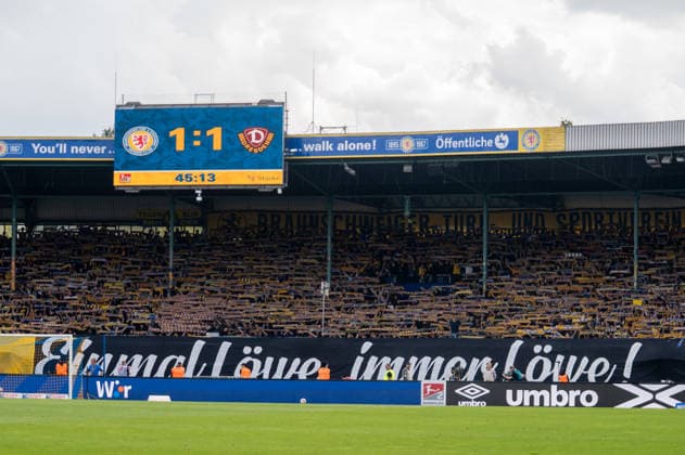 Deutschland: Fussball 2. Bundesliga, 5. Spieltag 2026 2027, Eintracht Braunschweig - Dynamo Dresden am 12.09.2026 in Braunschweig (Eintracht-Stadion): Die Fans von Eintracht Braunschweig gedenken dem Fan, der auf dem Weg ins Krankenhaus verstorben ist. Einmal Löwe, immer Löwe. Fans, Spruchband, Fahne, Transparent *** German Soccer 2. Bundesliga, Matchday 5, 2026–2027, Eintracht Braunschweig vs. Dynamo Dresden on September 12, 2026, at Eintracht Stadium in Braunschweig. Eintracht Braunschweig fans pay tribute to the fan who passed away on the way to the hospital. Once a Lion, Always a Lion. Fans, banner, flag, sign Copyright: xSvenxHeidmannx