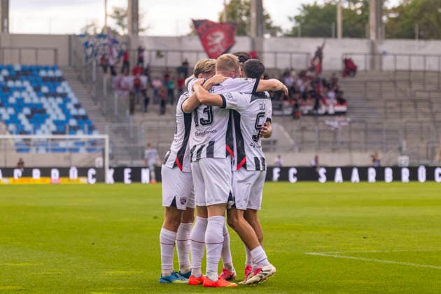 Saarbrücken, Deutschland 12. September 2026: 3. Liga - 2026 2027 - Sp. 5 - 1. FC Saarbrücken gegen FC Ingolstadt 04 Im Bild: in der Traube Torschütze Lars Lokotsch (FCI) jubelt nach seinem Tor zum 0:1 mit seinen Mannschaftskollegen, DFB DFL regulations prohibit any use of photographs as image sequences and or quasi-video Ludwigparkstadion Saarland Copyright: xFotostandx xSchäferx