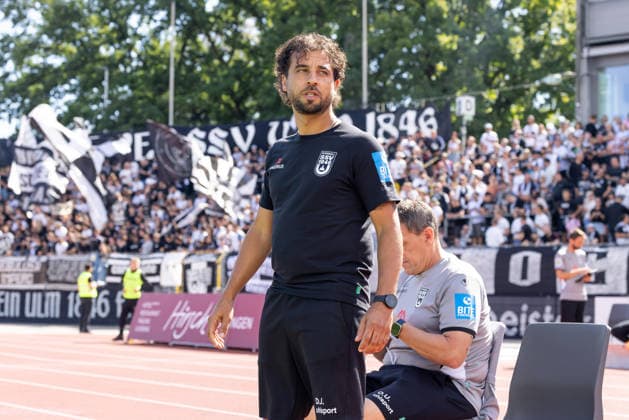 SSV Ulm 1846 Fußball vs. FSV Frankfurt, Fussball, Regionalliga Südwest, 7. Spieltag, Donaustadion Ulm Ulm 12.09.26 Freisteller Einzelbild Portrait Porträt Daniel Jungwirth (SSV Ulm 1846 Fußball, Cheftrainer) SSV Ulm 1846 Fußball vs. FSV Frankfurt, Fussball, Regionalliga Südwest, 7. Spieltag, Donaustadion Ulm Ulm 12.09.26 Foto: Lucca Fundel Ulm Donaustadion Ulm Baden-Württemberg Deutschland