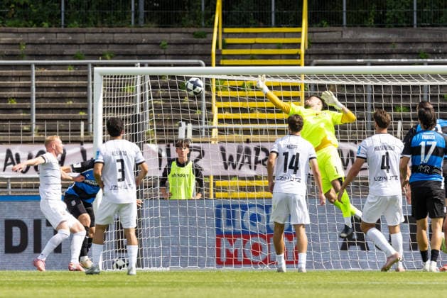 SSV Ulm 1846 Fußball vs. FSV Frankfurt, Fussball, Regionalliga Südwest, 7. Spieltag, Donaustadion Ulm Ulm 12.09.26 Eckball verlängert von Radomir Novakovic (SSV Ulm 1846 Fußball, 01). Ein Frankfurter verpasst am langen Pfosten SSV Ulm 1846 Fußball vs. FSV Frankfurt, Fussball, Regionalliga Südwest, 7. Spieltag, Donaustadion Ulm Ulm 12.09.26 Foto: Lucca Fundel Ulm Donaustadion Ulm Baden-Württemberg Deutschland