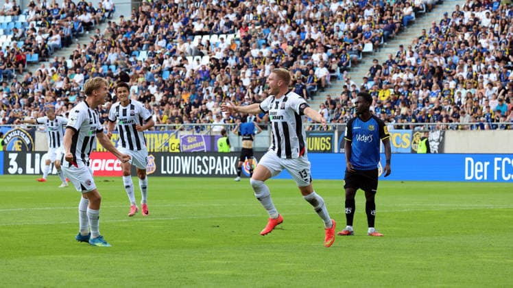 12.09.2026, xrekx, Fussball 3.Liga, 1.FC Saarbruecken - FC Ingolstadt 04 v.l. Torjubel nach dem Tor zum celebrating the goal celebrate 0:1 durch Lars Lokotsch (FC Ingolstadt 04) Saarbruecken