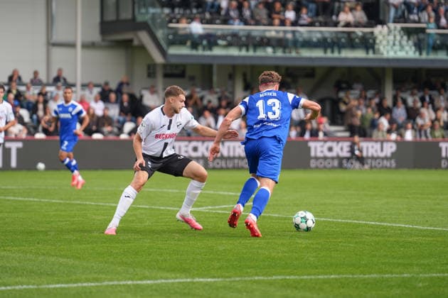Deutschland: Fussball, 3. Liga, 5. Spieltag, Sportclub Arena Verl, SC Verl vs. SV Meppen: Richard Meier (SV Meppen, 13) gegen Paul Lehmann (SC Verl, 14) Copyright: xMichelxWittex