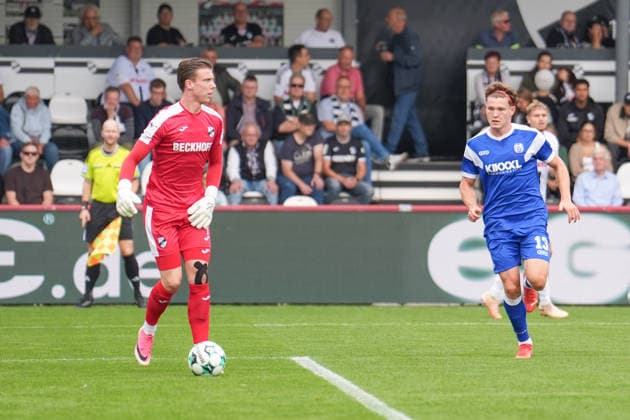 Deutschland: Fussball, 3. Liga, 5. Spieltag, Sportclub Arena Verl, SC Verl vs. SV Meppen: Richard Meier (SV Meppen, 13) läuft Timo Schlieck (SC Verl, 1) an Copyright: xMichelxWittex