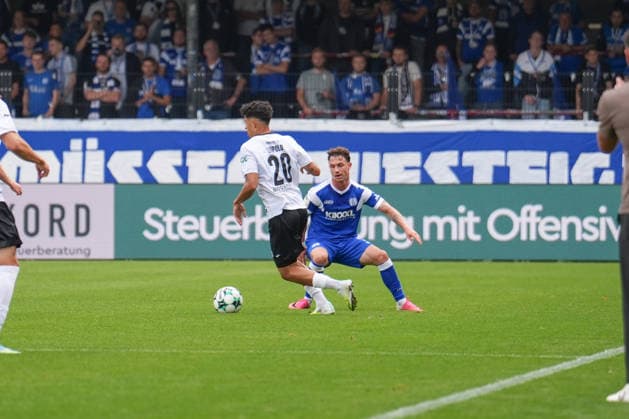 Deutschland: Fussball, 3. Liga, 5. Spieltag, Sportclub Arena Verl, SC Verl vs. SV Meppen: Tobias Mißner (SV Meppen, 3) gegen Andre Leipold (SC Verl, 20) Copyright: xMichelxWittex
