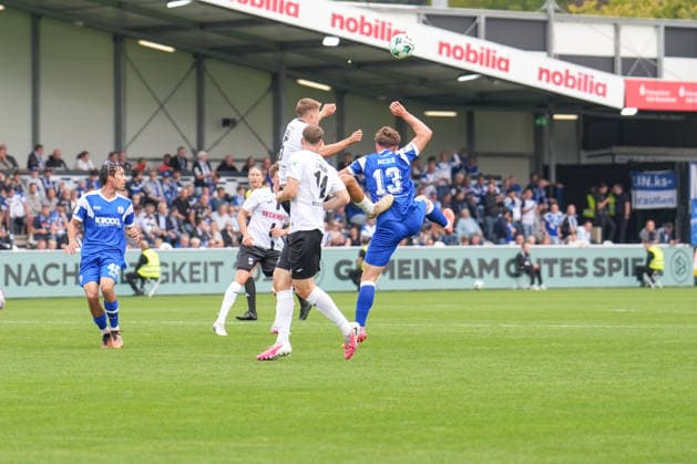 Deutschland: Fussball, 3. Liga, 5. Spieltag, Sportclub Arena Verl, SC Verl vs. SV Meppen: Richard Meier (SV Meppen, 13) zum Kopfball Copyright: xMichelxWittex