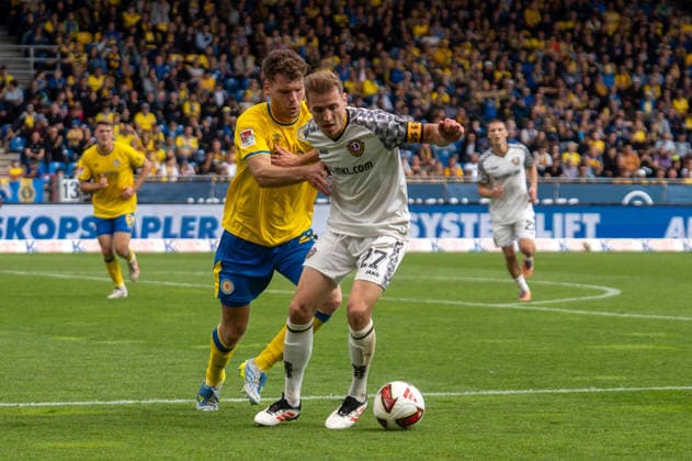 Deutschland: Fussball 2. Bundesliga, 5. Spieltag 2026 2027, Eintracht Braunschweig - Dynamo Dresden am 12.09.2026 in Braunschweig (Eintracht-Stadion): Zweikampf Kevin Ehlers (Eintracht Braunschweig, 21) und Niklas Hauptmann (Dynamo Dresden, 27) *** German Soccer 2. Bundesliga, Matchday 5, 2026–2027, Eintracht Braunschweig vs. Dynamo Dresden on September 12, 2026, at Eintracht Stadium in Braunschweig; a tackle between Kevin Ehlers of Eintracht Braunschweig (21) and Niklas Hauptmann of Dynamo Dresden (27) Copyright: xSvenxHeidmannx
