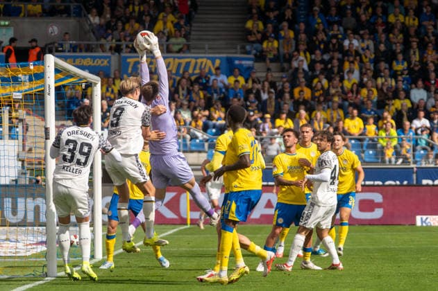 Deutschland: Fussball 2. Bundesliga, 5. Spieltag 2026 2027, Eintracht Braunschweig - Dynamo Dresden am 12.09.2026 in Braunschweig (Eintracht-Stadion): Ron-Thorben Hoffmann (Eintracht Braunschweig, 1) fängt eine Ecke ab. *** German Soccer 2. Bundesliga, Matchday 5, 2026–2027, Eintracht Braunschweig vs. Dynamo Dresden on September 12, 2026, at the Eintracht Braunschweig Stadium (Ron Thorben Hoffmann), where Eintracht Braunschweig clears a corner kick Copyright: xSvenxHeidmannx