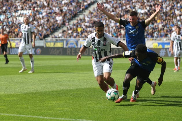 Saarbrücken, Deutschland 12. September 2026: 3. Liga - 2026 2027 - Sp. 5 - 1. FC Saarbrücken gegen FC Ingolstadt 04 Im Bild: v. li. im Zweikampf Keanan Bennetts (FCI) und Kelsey Owusu (1.FC) DFB DFL regulations prohibit any use of photographs as image sequences and or quasi-video Ludwigparkstadion Saarland Copyright: xFotostandx xSchäferx